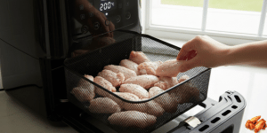 Preheat your air fryer to 200°C (390°F).
Arrange the chicken wings in a single layer in the air fryer basket. Do not overcrowd.